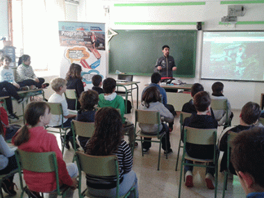 Tòfol Castanyer parla als alumnes del CEIP Mestre Colom