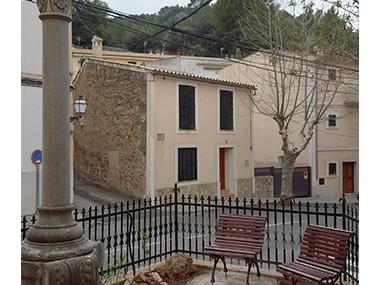 Treballs de neteja al jardinet de la Creu