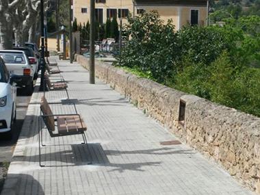 Bancs nous a la costa de l'Estació