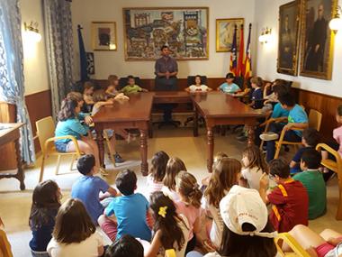 Els alumnes de segon curs de primària del CEIP Mestre Colom visiten l'Ajuntament