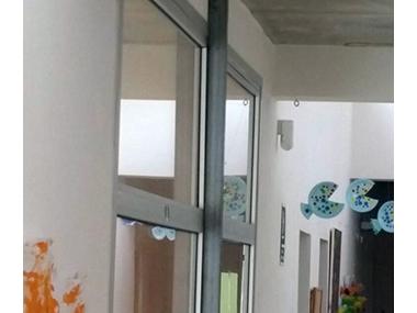 Instal·lació d'alarmes al col·legi Mestre Colom