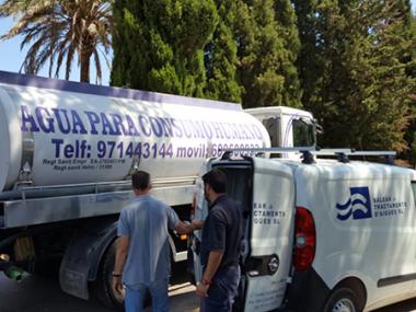 Camions d'aigua als dipòsits