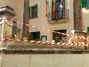 Cau una part de la balustrada de l'Ajuntament