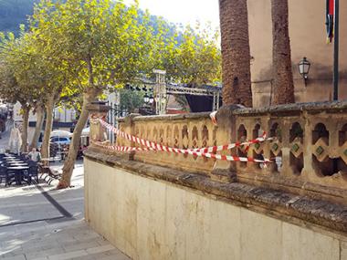 Cau una part de la balustrada de l'Ajuntament