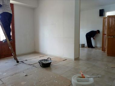 El local de la gent gran pintat de dalt a baix
