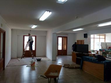 El local de la gent gran pintat de dalt a baix