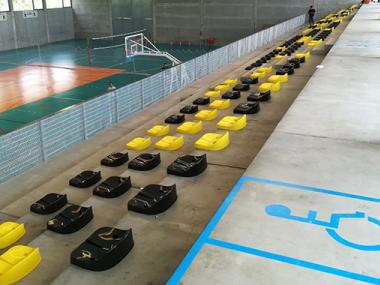 Seients a les grades del Poliesportiu municipal