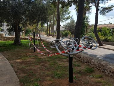 Aparells de gimnàstica a diferents punts del poble