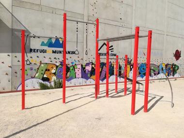 Aparells de gimnàstica a diferents punts del poble