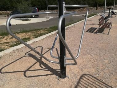 Aparells de gimnàstica a diferents punts del poble