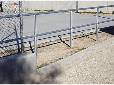 Instal·lada una barrera protectora a la pista descoberta del Poliesportiu
