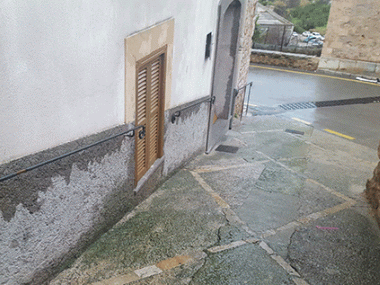 Instal·lats uns passamans al carrer de l'Aigua
