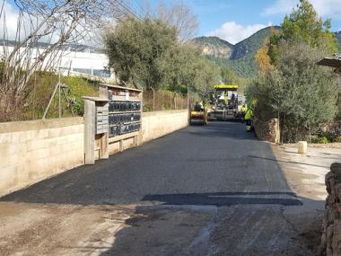 Obres d'asfaltat al camí de son Serra