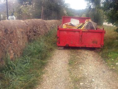 Retirats els mobles deixats a la carretera