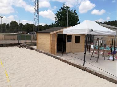 Instal·lada la caseta que donarà el servei de bar a la piscina