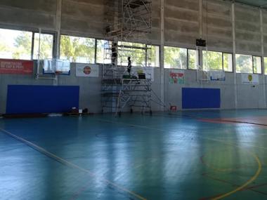 Instal·lades les cortines divisòries de la pista coberta del Poliesportiu municipal