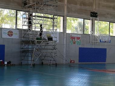 Instal·lades les cortines divisòries de la pista coberta del Poliesportiu municipal