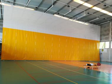 Instal·lades les cortines del Poliesportiu