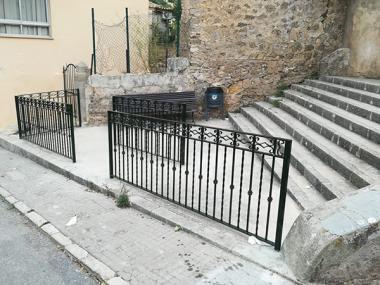 Barreres protectores a les escales de l'escola