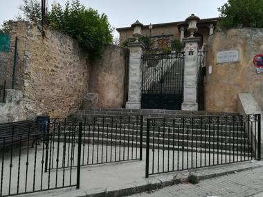 Barreres protectores a les escales de l'escola