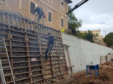 El mur de can Mas creix