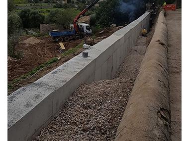 El mur de can Mas creix