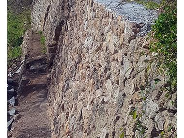 Obres al mur de la fàbrica