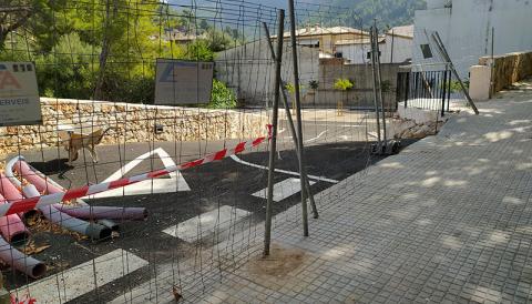 GESA-ENDESA retira el pal que obstruïa el pas de l'aparcament de la Costa de l'Estació