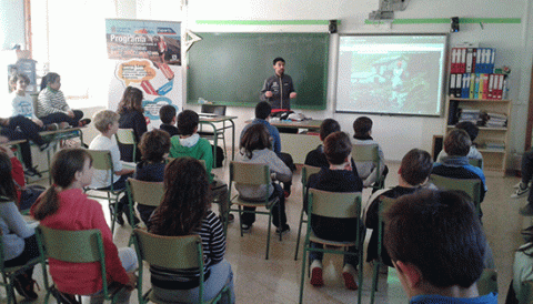 Tòfol Castanyer parla als alumnes del CEIP Mestre Colom