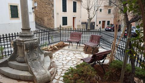 Treballs de neteja al jardinet de la Creu