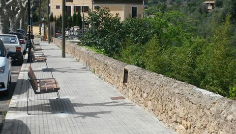 Bancs nous a la costa de l'Estació