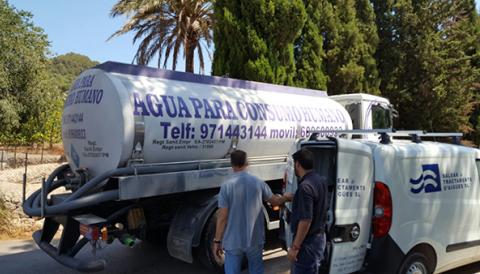 Camions d'aigua als dipòsits