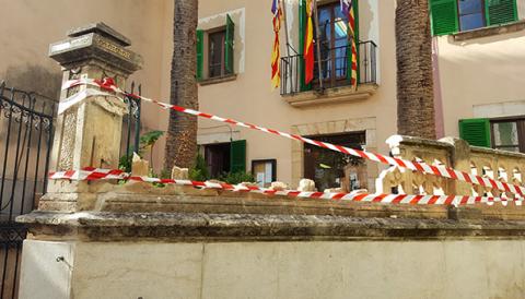 Cau una part de la balustrada de l'Ajuntament