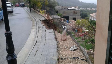 La pluja provoca un despreniment al camí de ca s'Hereu
