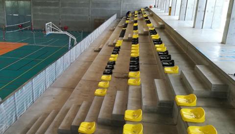 Seients a les grades del Poliesportiu municipal
