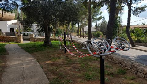 Aparells de gimnàstica a diferents punts del poble