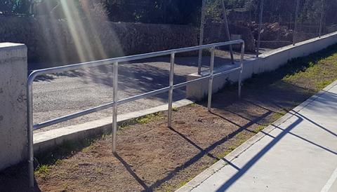 Instal·lada una barrera protectora a la pista descoberta del Poliesportiu