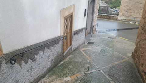 Instal·lats uns passamans al carrer de l'Aigua