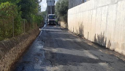 Obres d'asfaltat al camí de son Serra