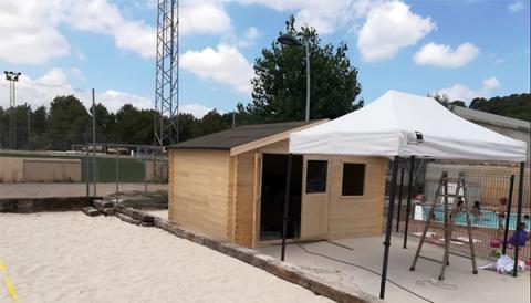Instal·lada la caseta que donarà el servei de bar a la piscina