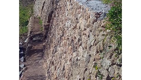 Obres al mur de la fàbrica