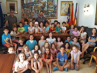 Els alumnes de segon curs de primària del CEIP Mestre Colom visiten l'Ajuntament