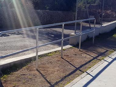 Instal·lada una barrera protectora a la pista descoberta del Poliesportiu