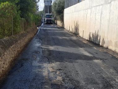 Obres d'asfaltat al camí de son Serra