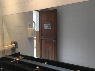 Instal·lats uns nous miralls als banys de l'escola
