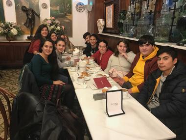 Joves de Bunyola fan una sortida a Palma amb l'educadora social