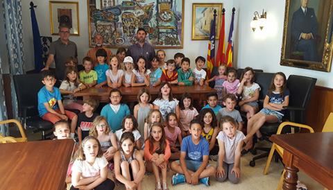 Els alumnes de segon curs de primària del CEIP Mestre Colom visiten l'Ajuntament